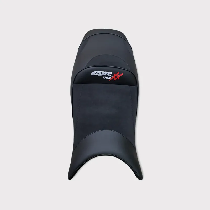 Alcantara, skóra syntetyczna czy carbon – jaki materiał wybrać na siedzenie motocyklowe?