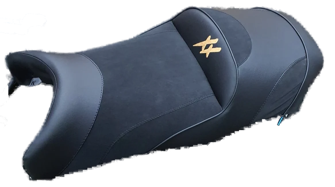 Przerobiona kanapa Honda CBR 1100 XX Super Blackbird — gładka ekoskóra z alcantarą i złotym haftem XX na garbie