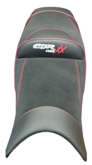 Kanapa Honda CBR 1100 XX ze stopniem — czarna skóra z alcantarą, czerwone lamówki i biało-czerwony haft