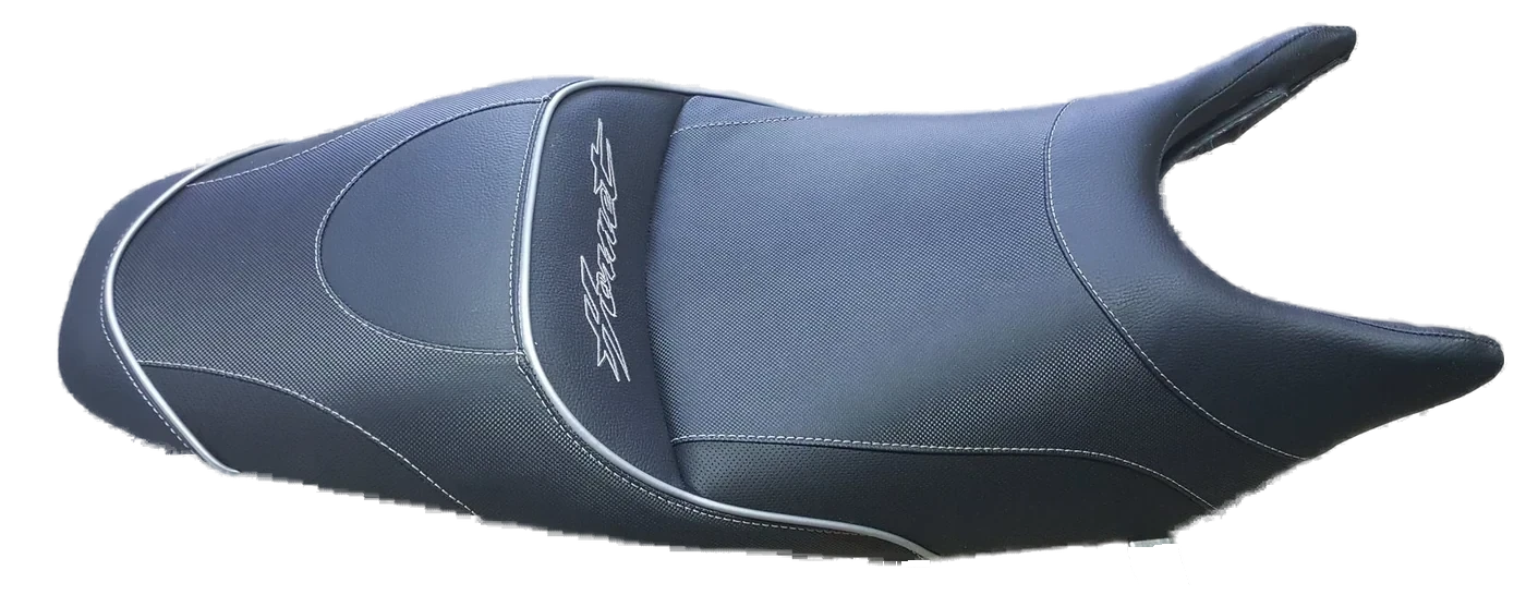 Przerobione siedzenie Honda Hornet CB600F — czarny skaj perforowany ze srebrnymi lamówkami i haftem Hornet