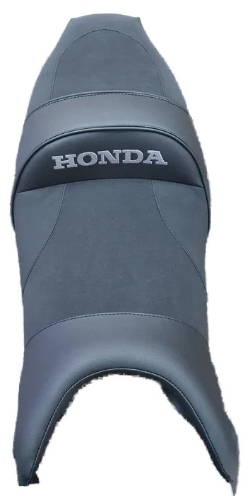 Siedzenie Honda Hornet PC36 — czarna alcantara ze szarymi przeszyciami i haftem HONDA