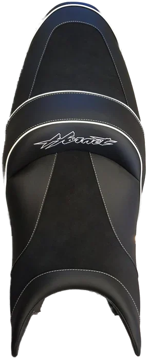 Przerobione siedzenie Honda Hornet 900 CB900F — granatowy panel, biała lamówka i biały haft Hornet