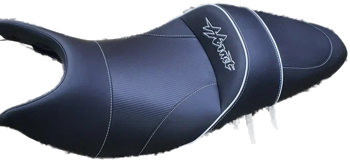 Siedzenie Honda Hornet 900 CB900F w granacie z panelami carbon-look i białym haftem Hornet