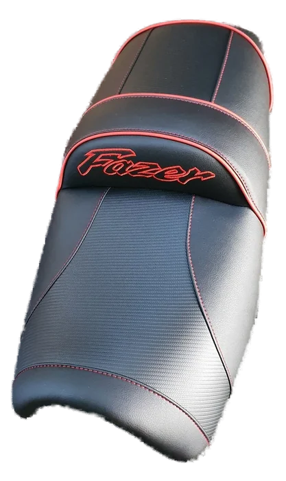 Siedzenie Yamaha Fazer — wstawka o fakturze carbon, czerwona lamówka i czerwony haft Fazer