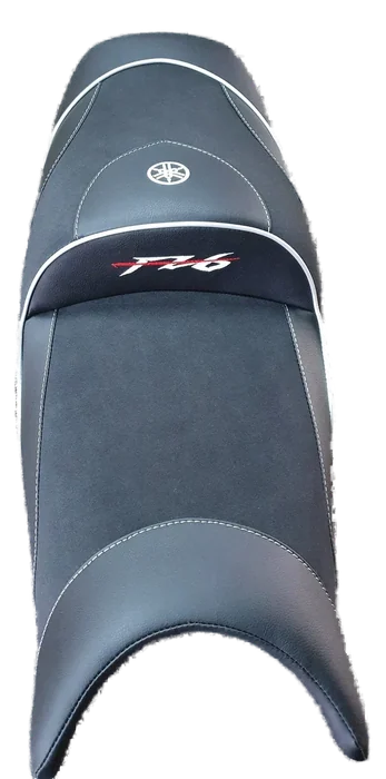 Siedzenie Yamaha FZ6 Fazer — alcantara na siedzisku, biała lamówka i biało-czerwony haft FZ6