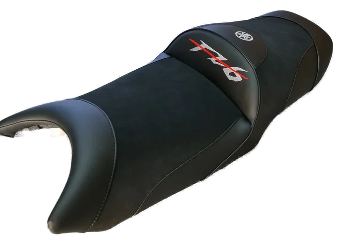 Kanapa Yamaha FZ6 Fazer — alcantara z czarnym skajem, srebrny haft FZ6 i białe logo Yamaha