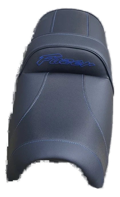 Siedzenie Yamaha FZS 600 Fazer po podwyższeniu klinem — czarny skaj w dwóch fakturach i niebieski haft Fazer