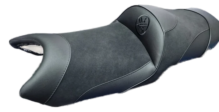 Kanapa Yamaha FJR 1300 po podwyższeniu — czarny skaj, szara lamówka i tłoczone logo Yamahy