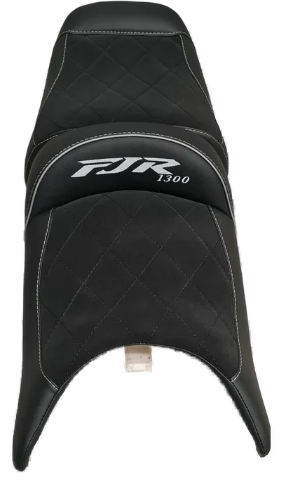 Przerobiona kanapa Yamaha FJR 1300 po obniżeniu — alcantara ze skajem, przeszycia w romby i biały haft FJR 1300