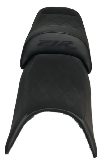 Kanapa Yamaha FJR 1300 w wersji całej czarnej — przeszycia w romby i haft FJR czarny na czarnym