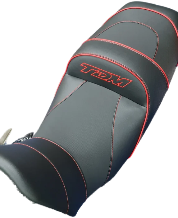 Kanapa Yamaha TDM 900 ze wstawką antypoślizgową, czerwoną lamówką i czerwonym haftem TDM