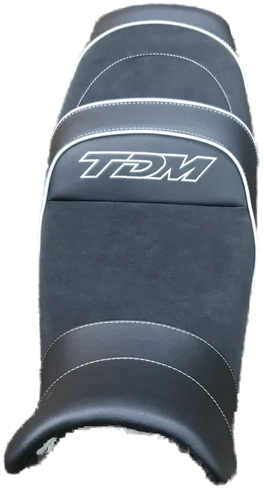 Przerobione siedzenie Yamaha TDM 900 po obniżeniu — czarny skaj z alcantarą, srebrna lamówka i biały haft TDM