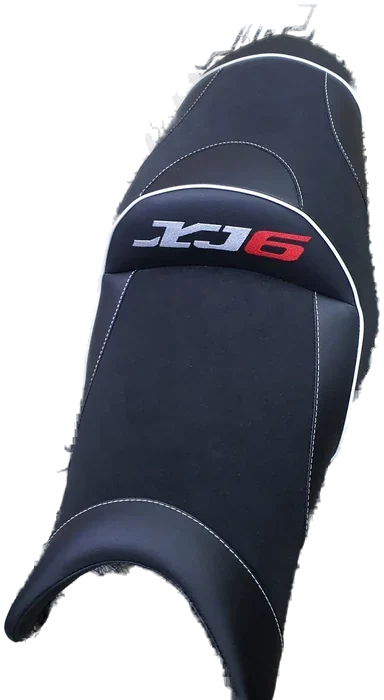 Siedzenie Yamaha XJ6 z białą lamówką i białymi przeszyciami, haft XJ6 srebrno-czerwony